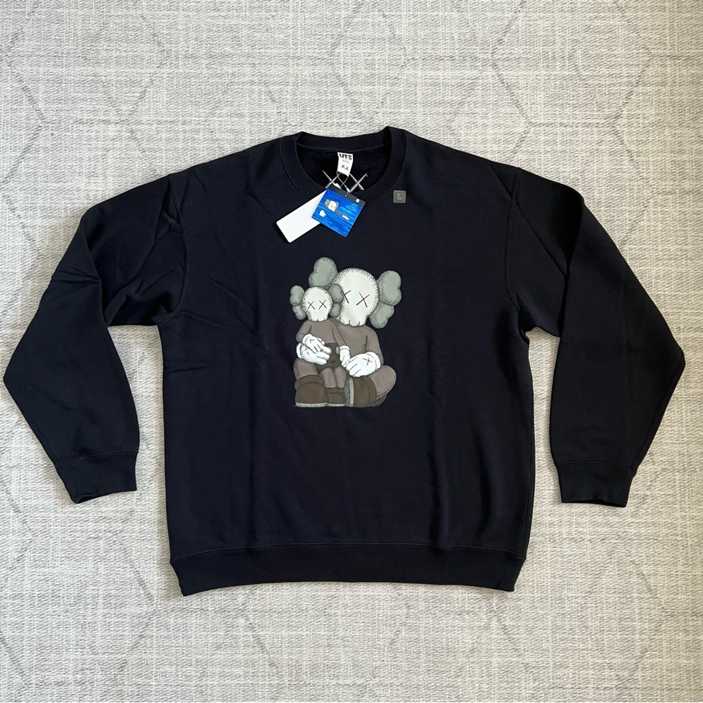 Kaws x Uniqlo Streetwear Men’s Black Graphic Long Sleeve Crewneck Sweatshirt NEW